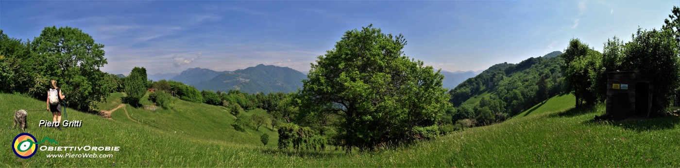 51 Terminata la dura salita del 'Sentiero delle Rue' si aprono i panorami dei Prati Parini.jpg